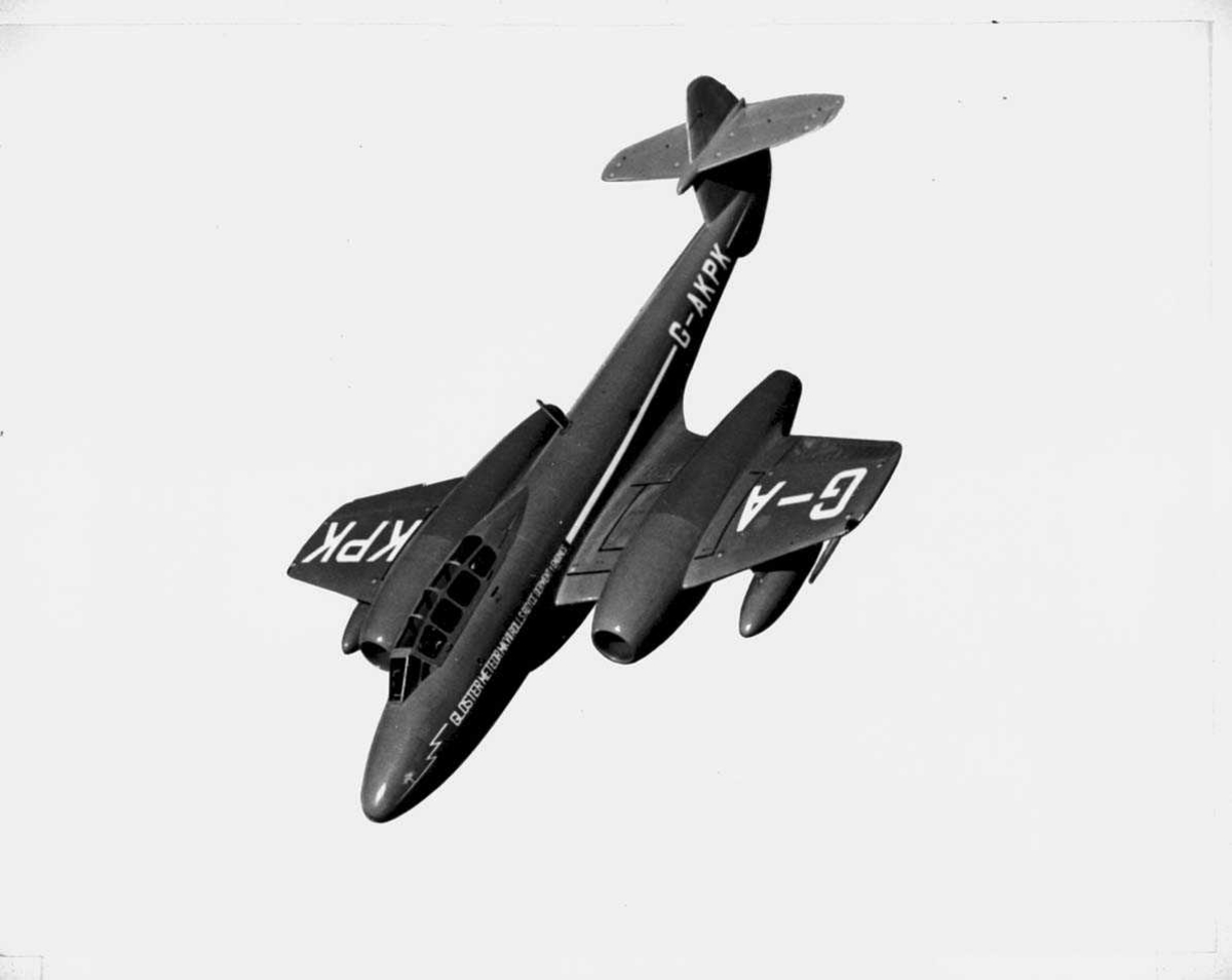 Luftfoto. Ett fly i lufta, Gloster Meteor Mk 12, G-AKPK. - Norsk ...