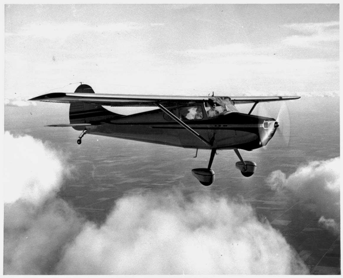Luftfoto. Ett fly i lufta, Cessna 170