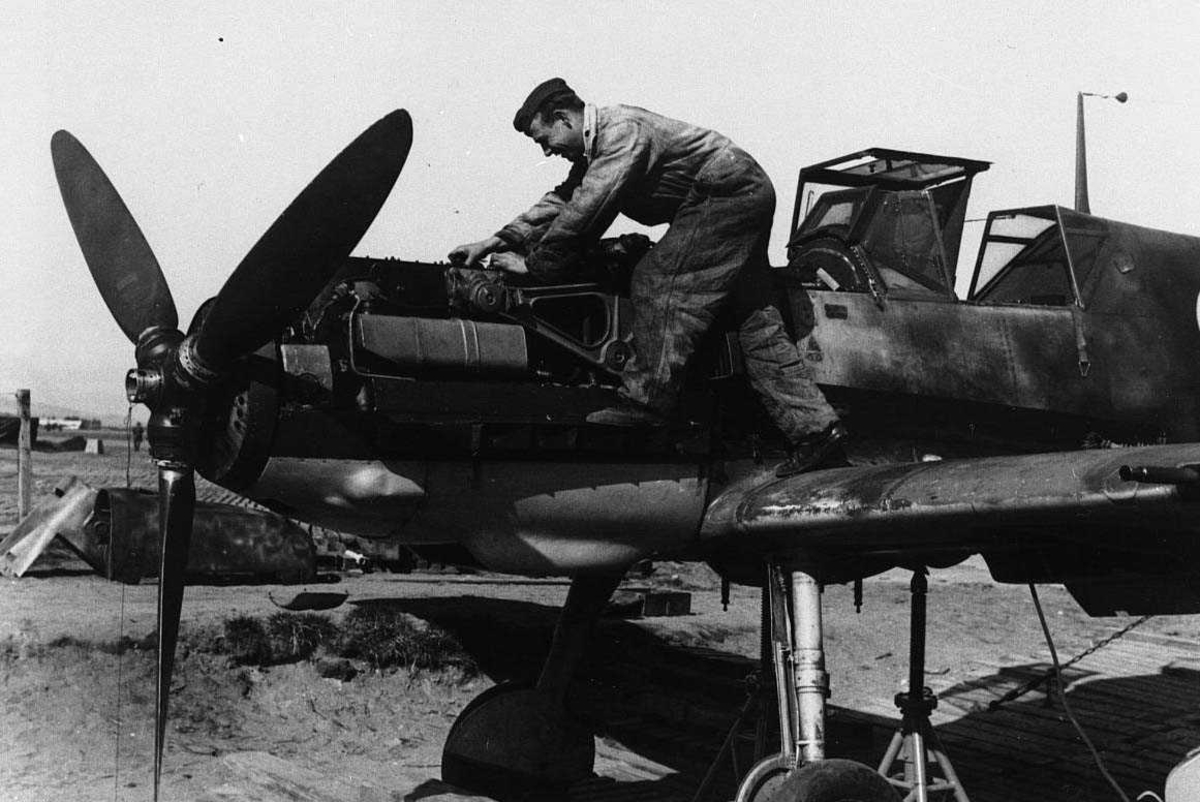 Lufthavn, tysk militert fly på bakken,  Bf109. En personer på flyet.