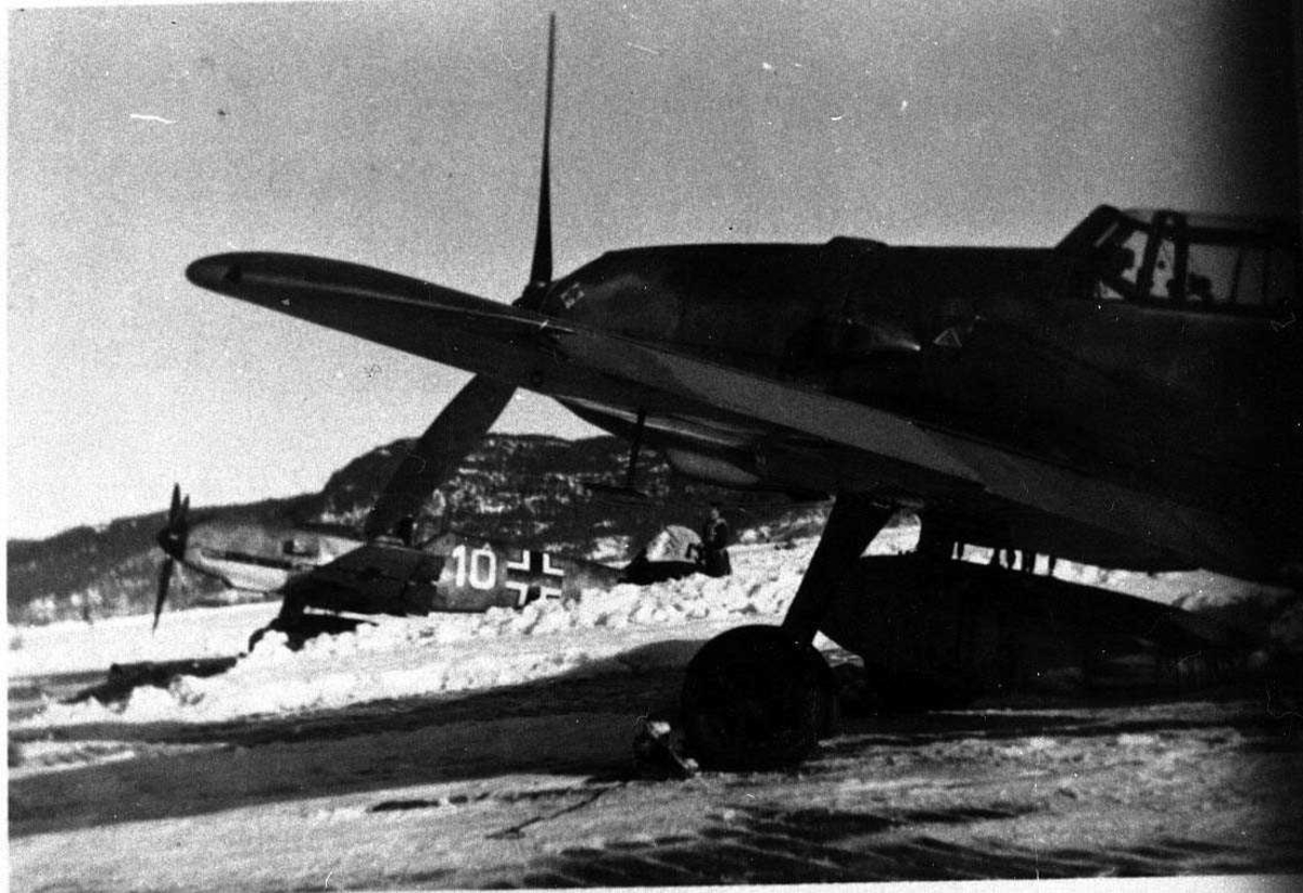 Lufthavn. tyske militere fly på bakken Bf109. Snø på på bakken..