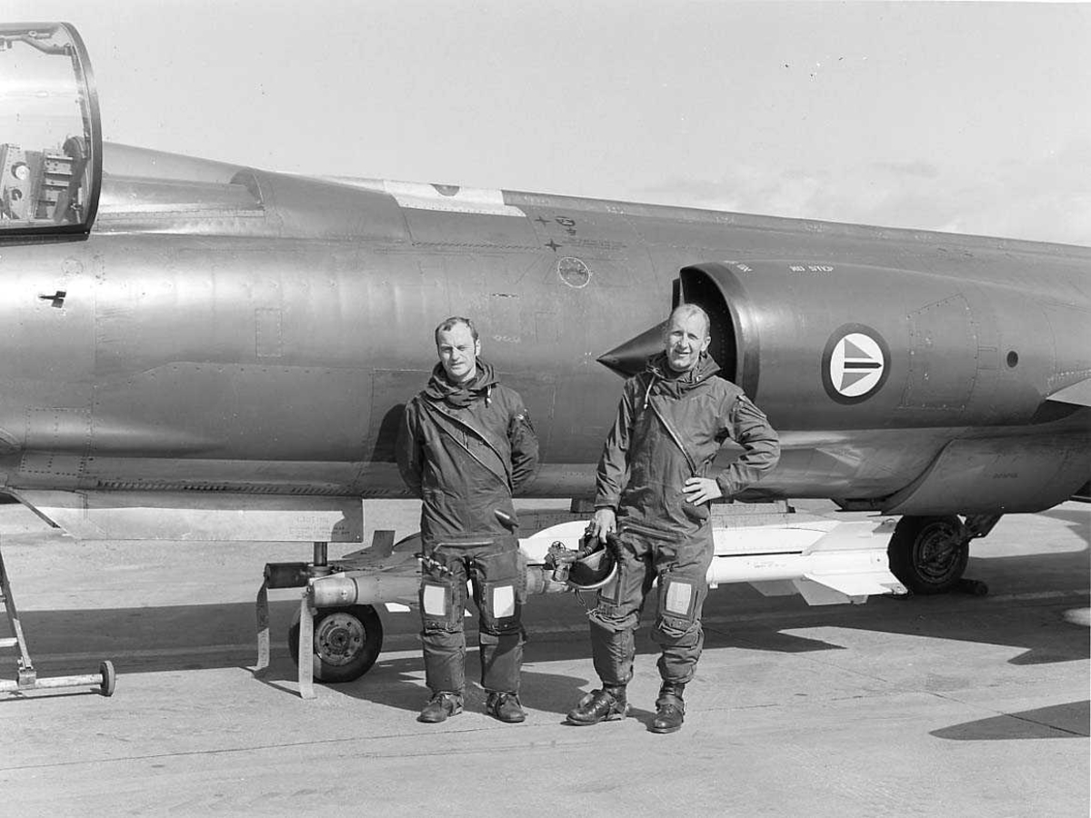 Lufthavn. To personer ved en CF-104 jagerfly.