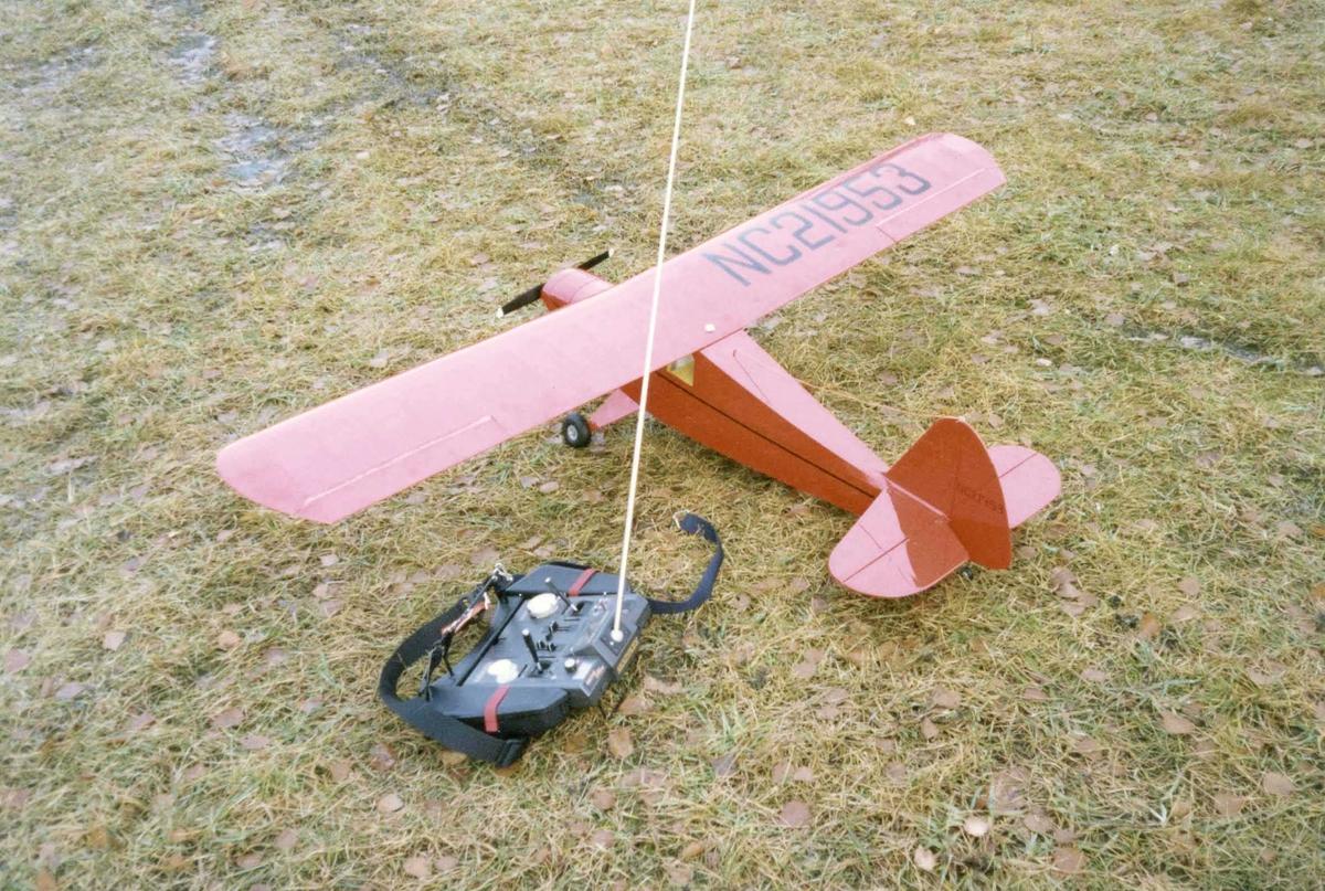 Ett modellfly, propellfly, på bakken. PORTERFIEL COLLEGATE, Astro 25 med gear. En Radiostyring ved flyet.