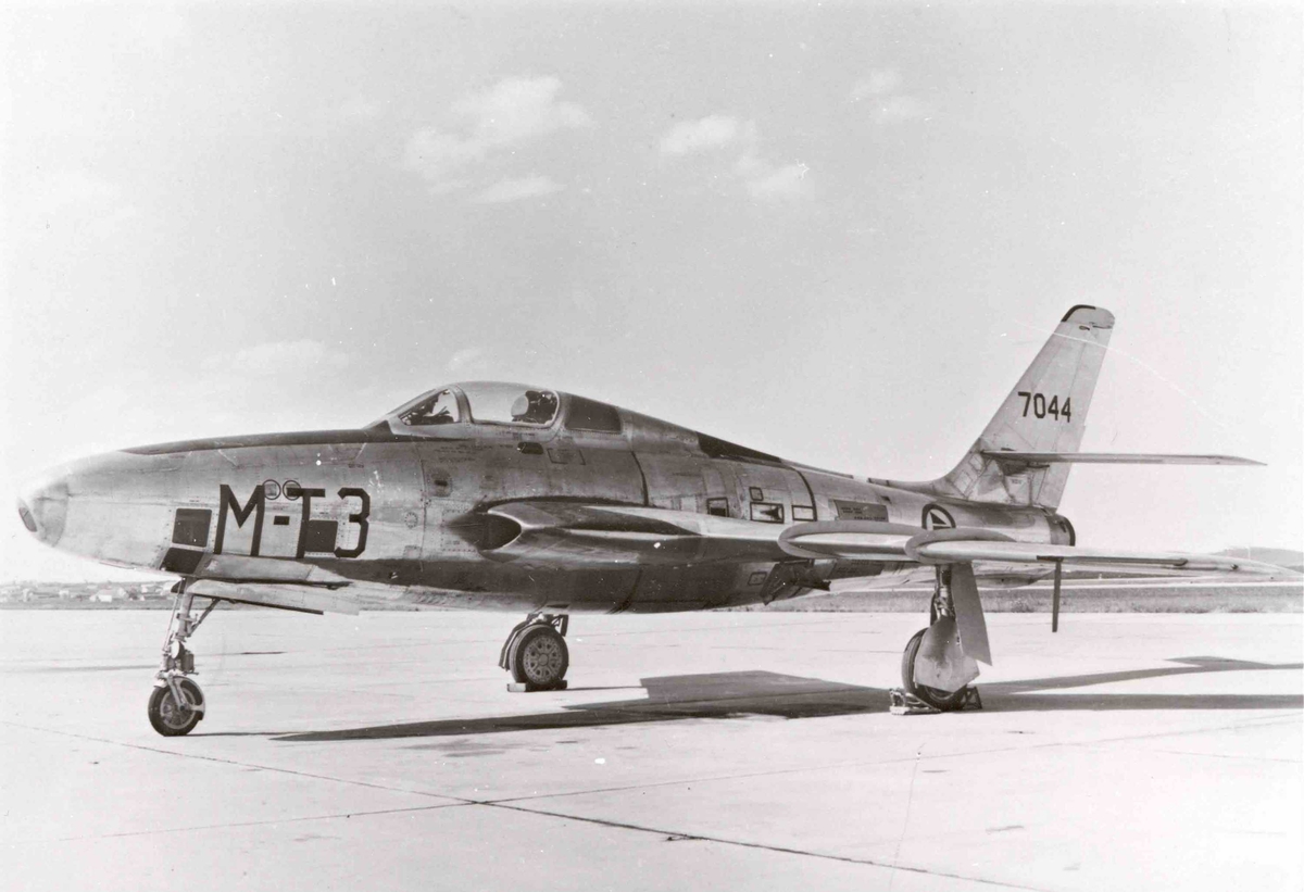 Lufthavn. Ett fly på bakken , RF-84F Thunderflash,  T3-M  717 skv.
