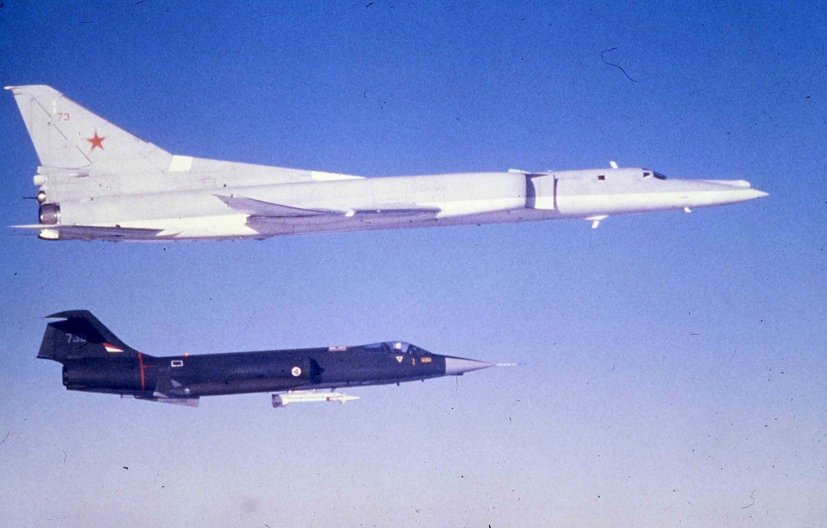 To fly i formasjon i lufta, CF-104 730. 334 skv og  Tu-26 Backfire. 73. USSR