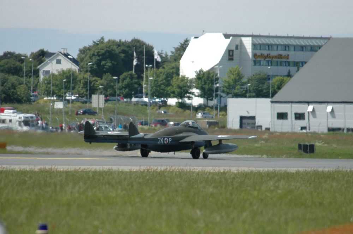 Lufthavn (flyplass). Ett fly på bakkenk, FFA Vampire FB6 (DH-100), LN-JET / ZK-P