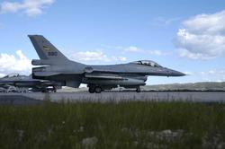 Lufthavn (flyplass). Ett fly på bakken, Mac Donnel Douglas F