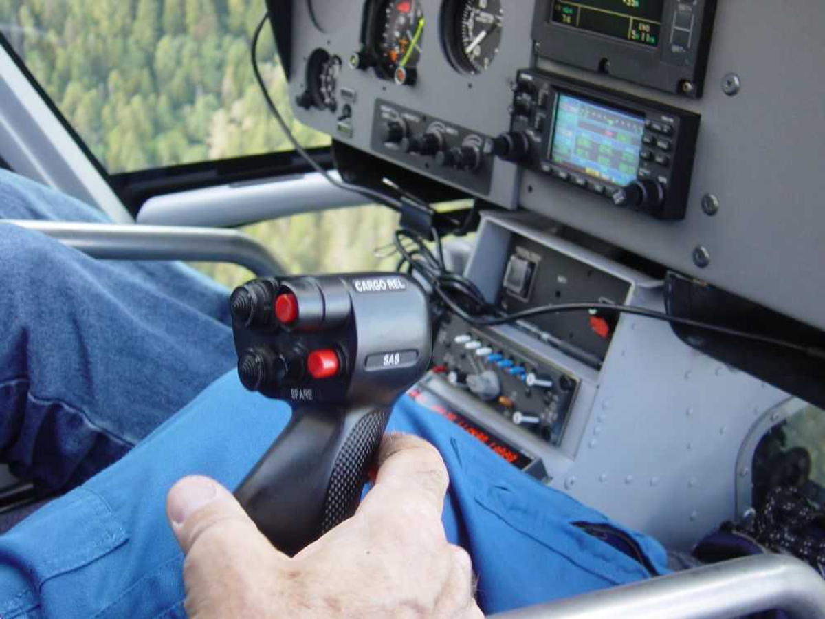 Detaljfoto fra helikopter cockpit.