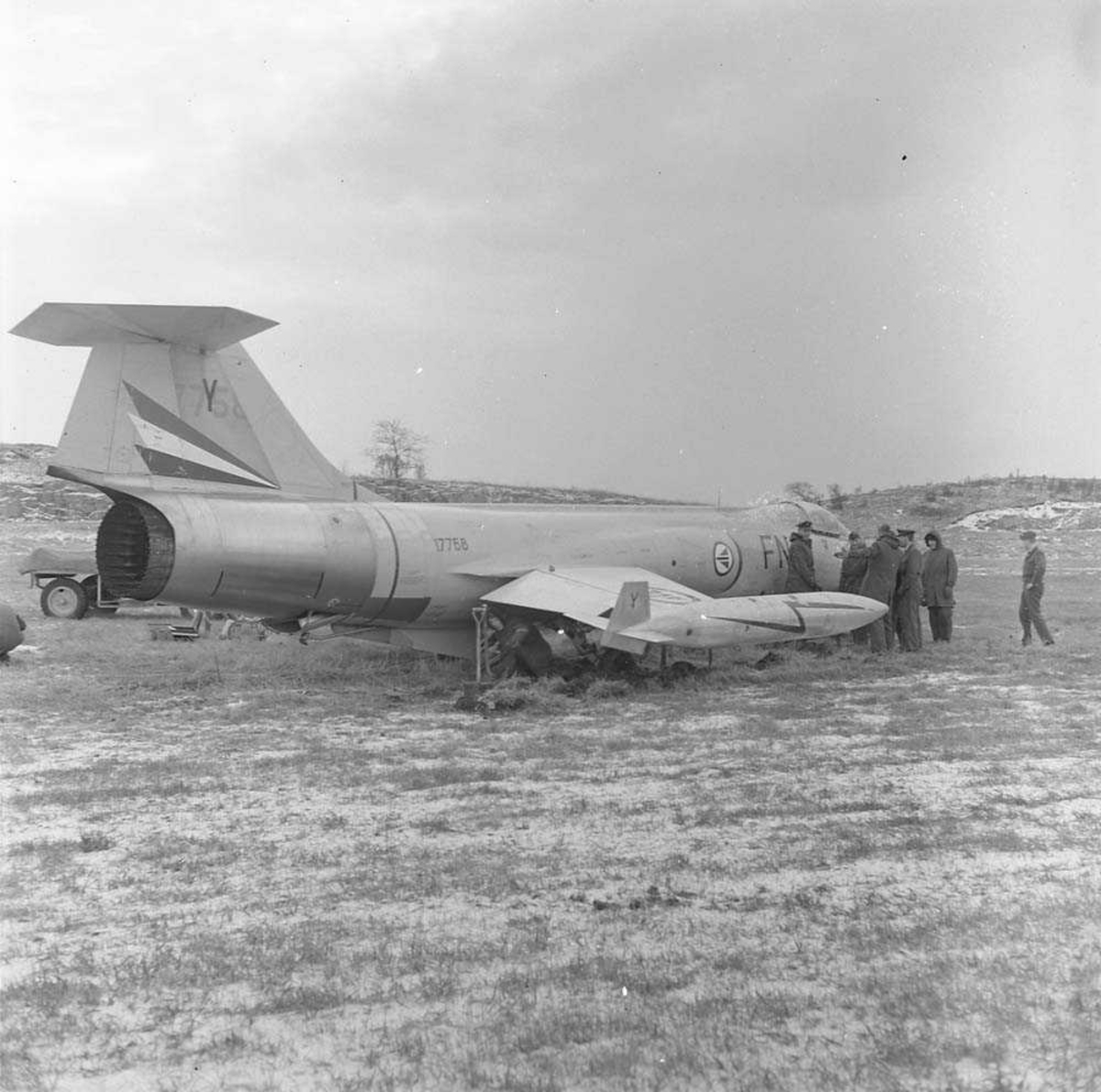 F-104-G Starfighter med kjennetegn FN-Y og tail nr. 17758, tilhørende 331 skvadron på Bodø flystasjon, har havnet utenfor flystripen.