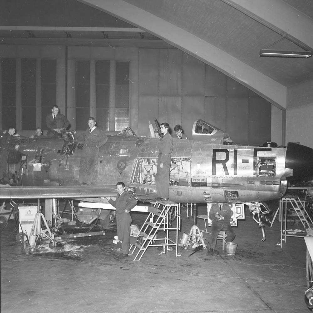 Ettersyn på F-86-K Sabre, kjennetegn RI-F, serie nr. 41272, i Hangar A på Bodø flystasjon.
