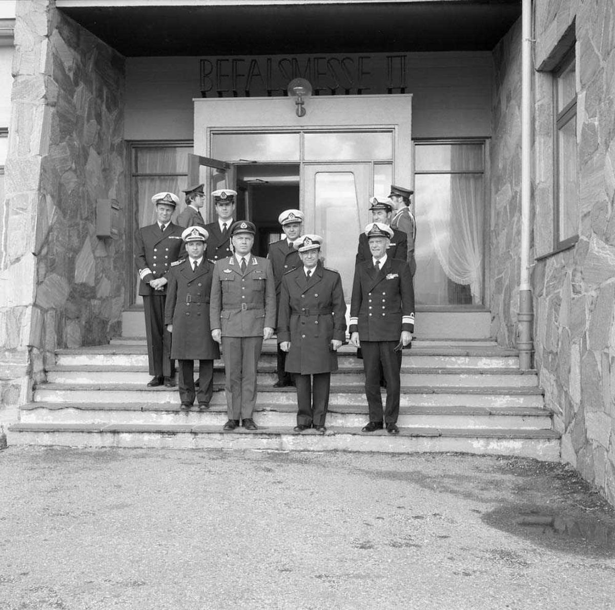 Tyrkisk general besøker Bodø flystasjon. Han sees i første rekke som nr. 2 fra høyre. Nr. 3 fra høyre i samme rekke er Oberst H. Wergeland, Stasjonssjef, Bodø flystasjon. Bildet er fotografert utenfor Messe II på stasjonen.