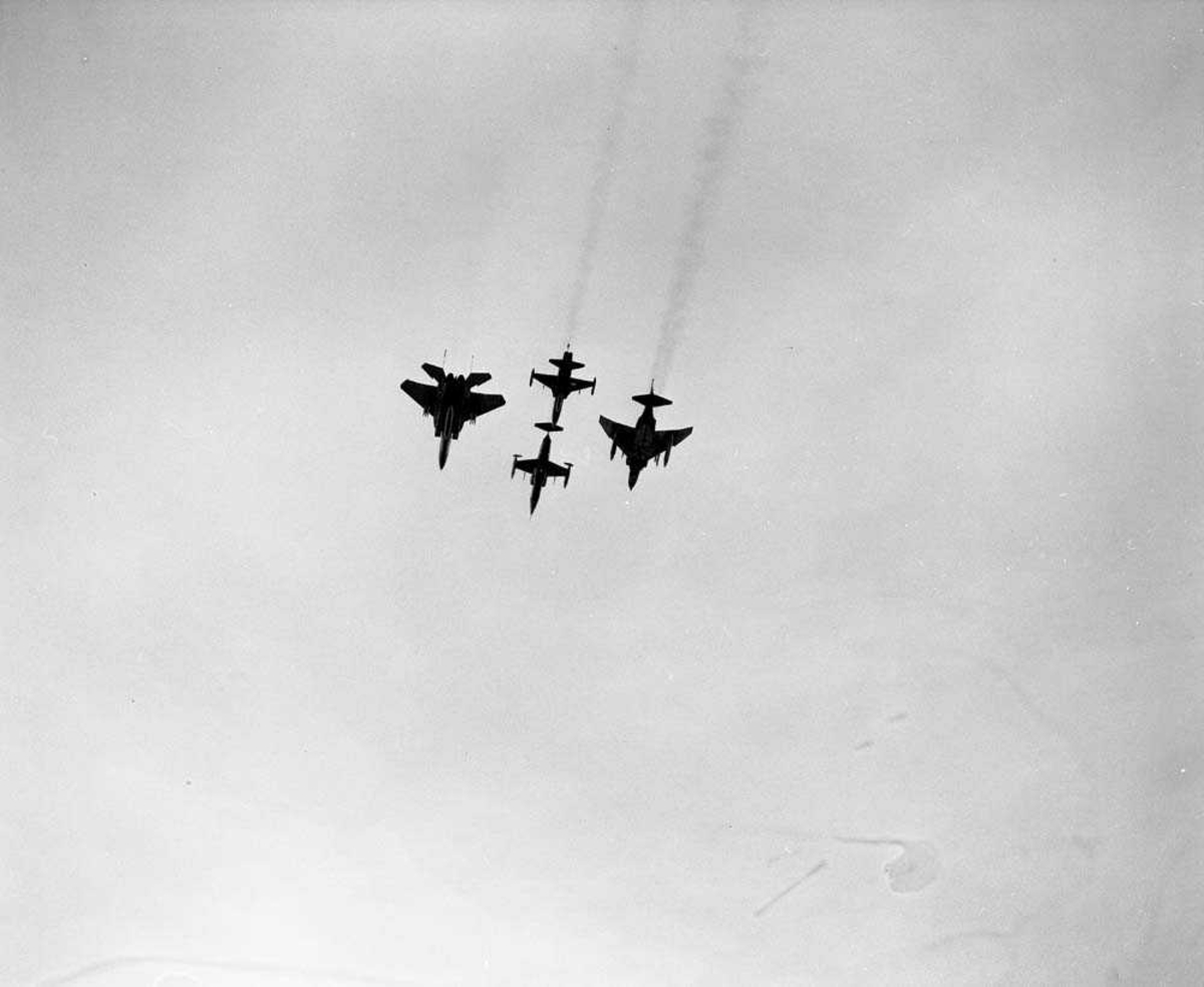 Formasjonsflyging med F-15, F-104G, F-5 og F-4 over Bodø flystasjon.