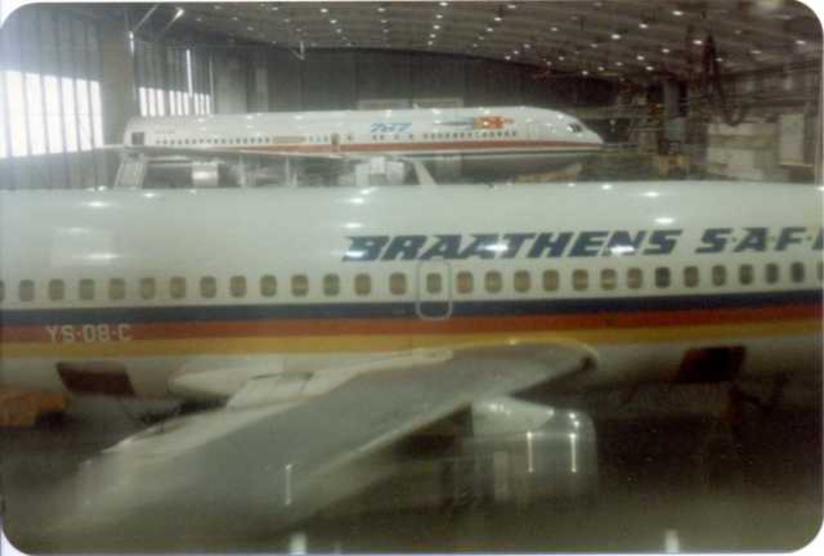 To fly inne i en hangar, Boeing 737-205 i forgrunn, 767 i bakgrunn.