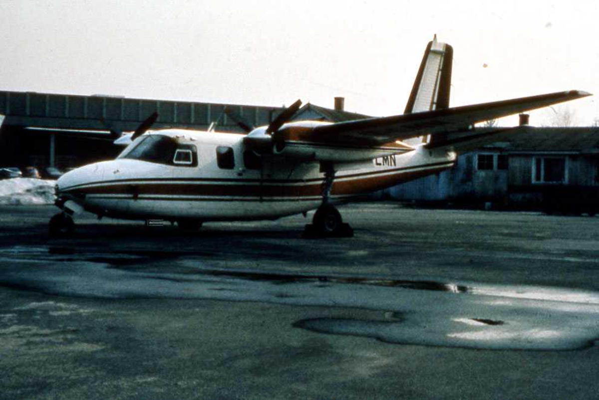 Ett fly på bakken. LN-LMV, Aero Commander 680F.