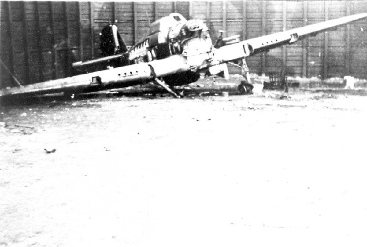 Ett havarert/ødelagt fly som ligger på bakken, Hawker Hurricane.