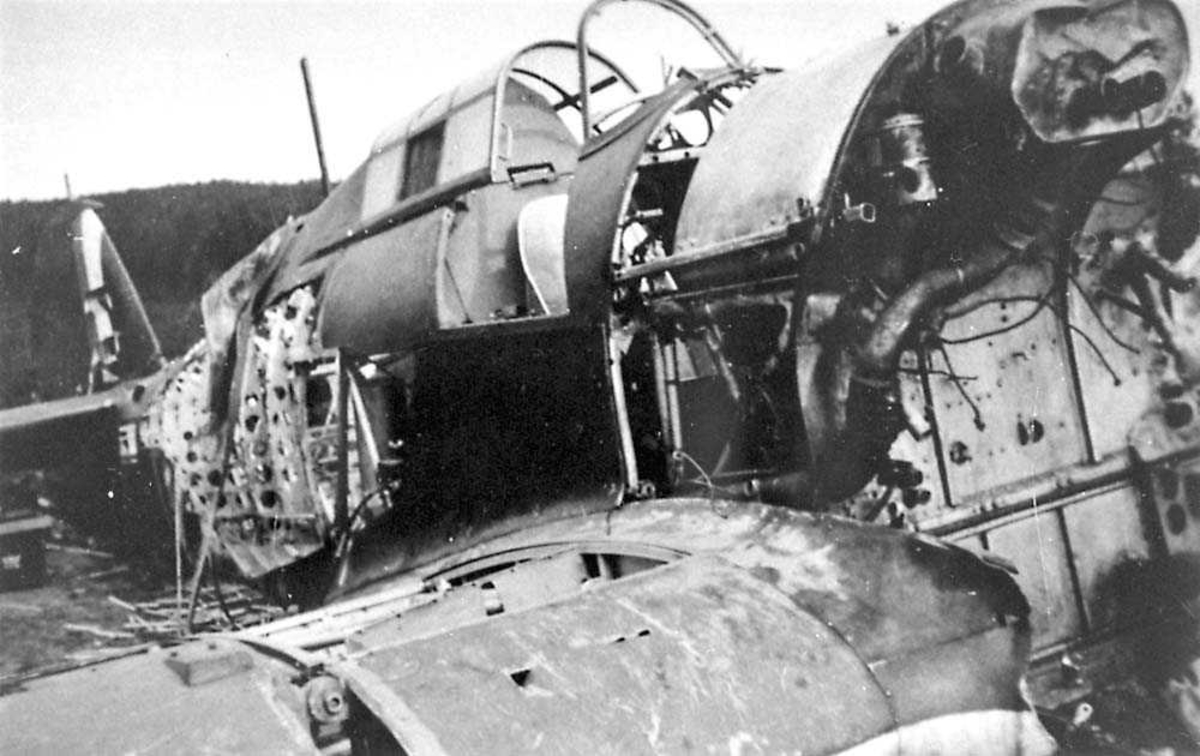 Ett havarert/ødelagt fly på bakken, Hawker Hurricane.