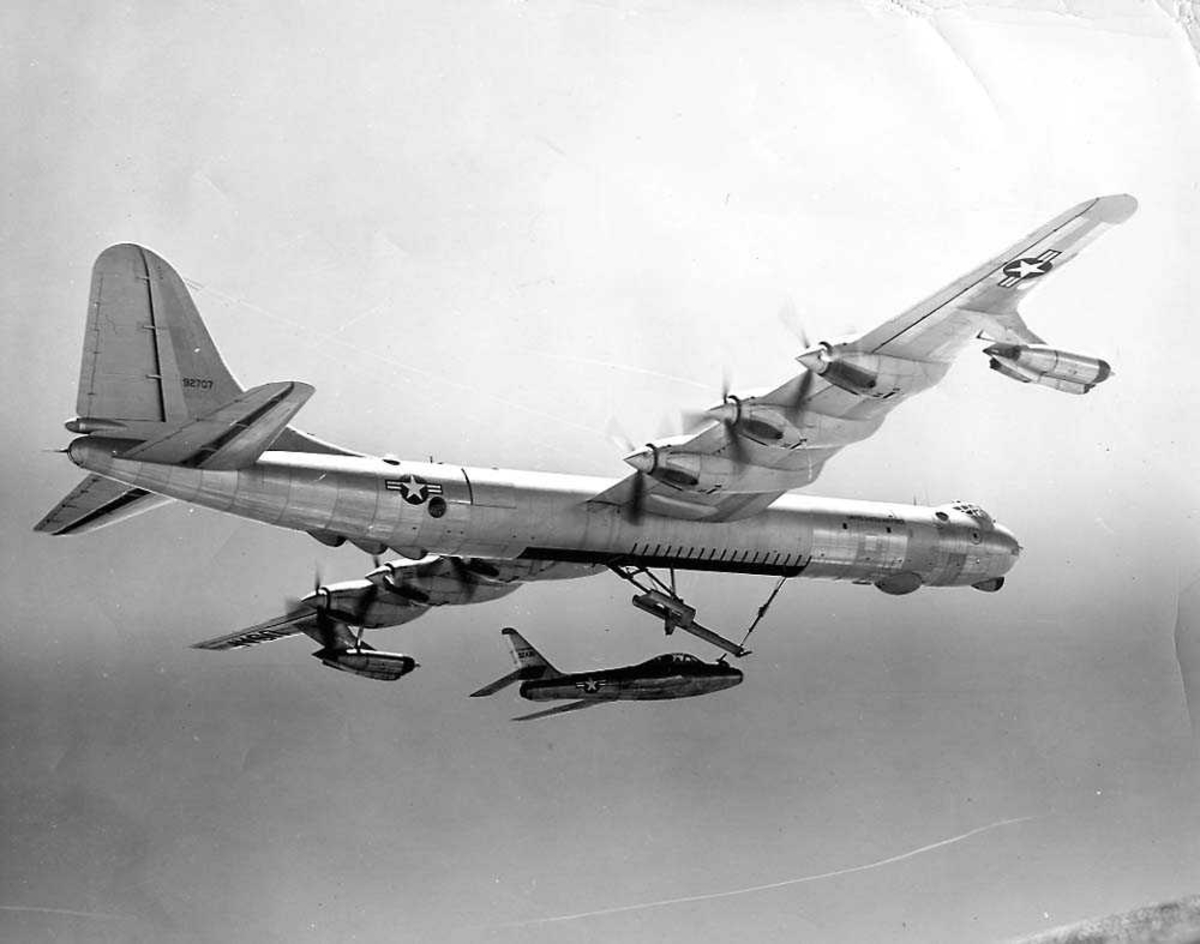 Luftfoto. To fly i luften, Convair B-36 og Republic RF-84F. - Norsk ...