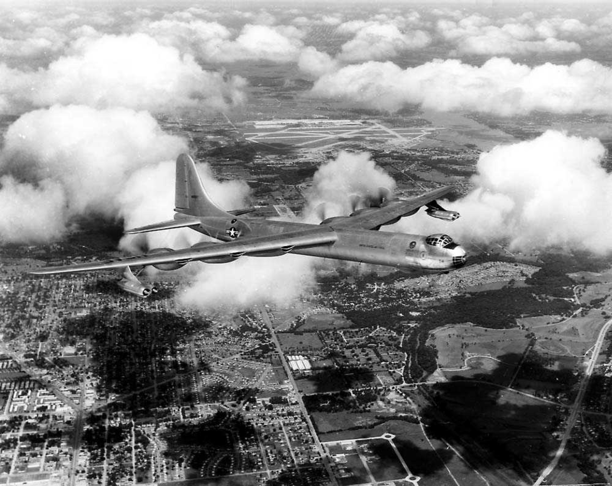 Luftfoto. Ett fly i luften, Convair RB-36.