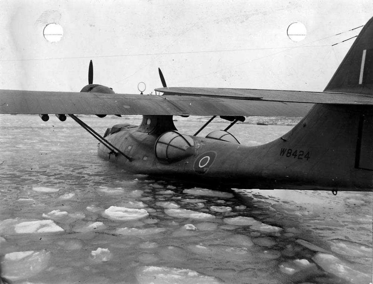 Ett fly som ligger i isen, Catalina PBY-5.