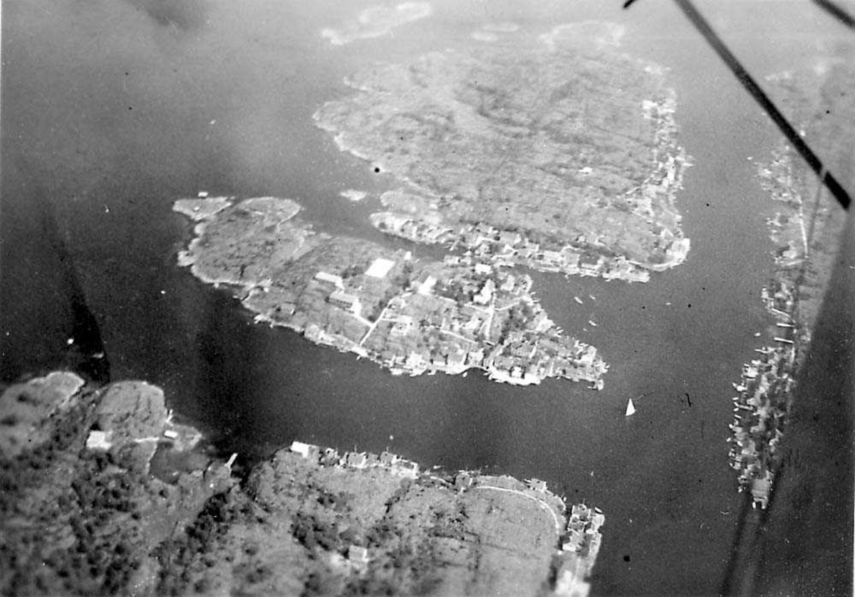 Luftfoto av et tettsted på en øy.