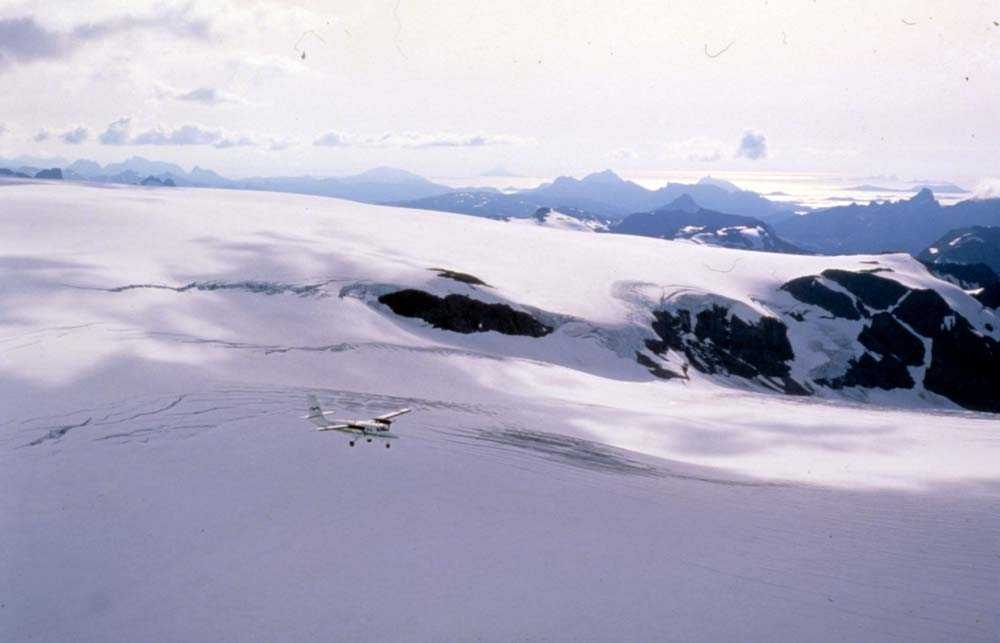 Luftfoto. Ett fly, LN-BNH, DHC-6-300 Twin Otter fra Widerøe.