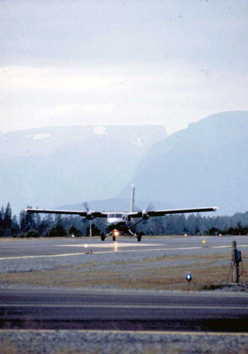 Lufthavn/Flyplass. Sandane. Ett fly, DHC-6-300 Twin Otter fra Widerøe.