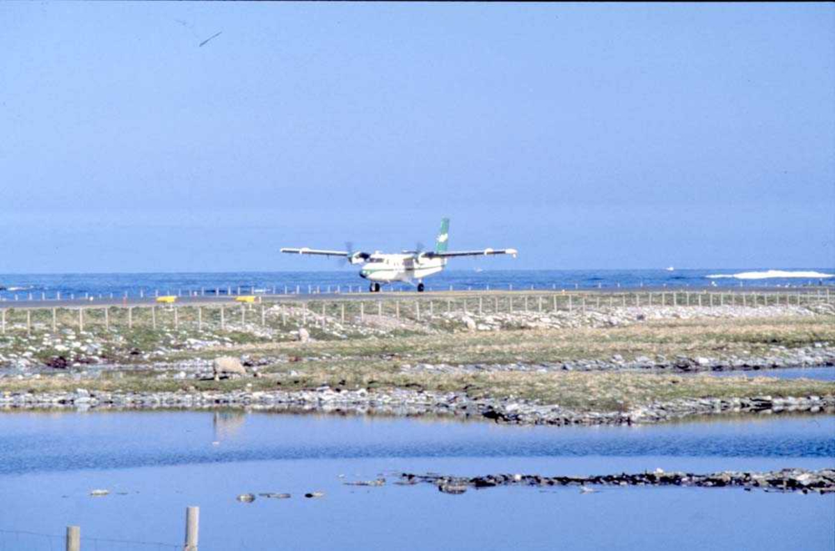 Lufthavn/Flyplass. Røst. Ett fly, DHC-6-300 Twin Otter fra Widerøe.