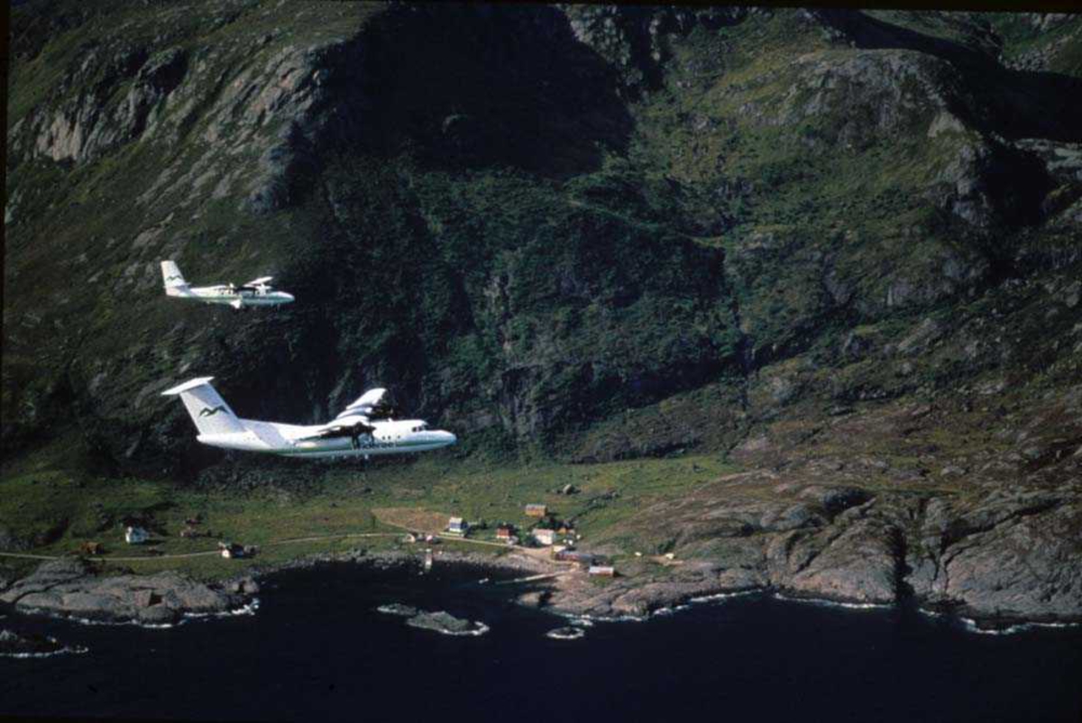 Luftfoto. Lofoten. To fly, LN-BNH, DHC-6-300 Twin Otter og LN-WFG, DHC-7-102 Dash 7 fra Widerøe
