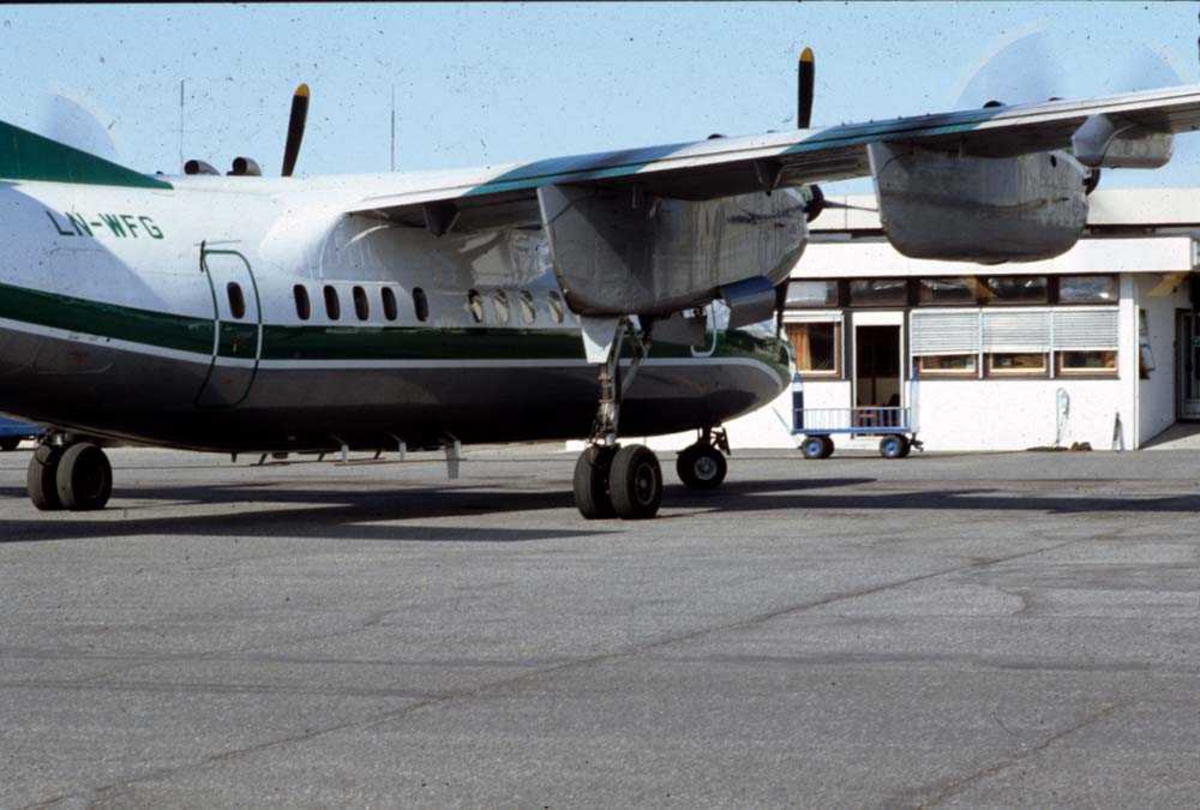 Lufthavn/Flyplass. Bodø. Ett fly, LN-WFG, De Havilland Canada DHC-7-102 Dash7 fra Widerøe.