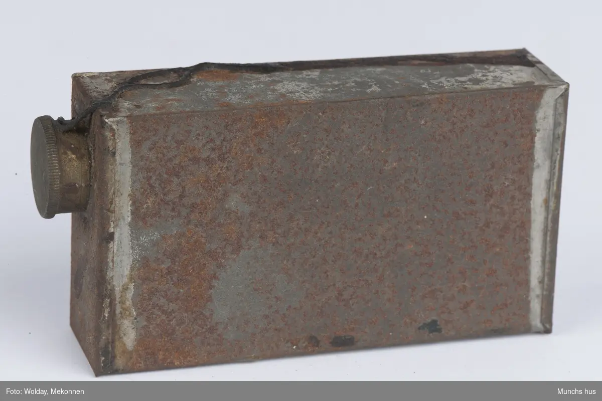 Liten kanne i metall med skrukork. sannsynligvis benyttet til terpentin. Angrepet av rust.