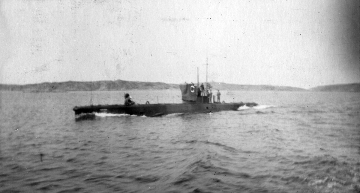 Båten "Braxen" på Västkusten 1917. På däck står några sjömän.