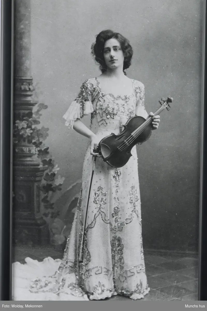 Eva Mudocci (1872-1952). Hennes fødenavn navn Evangeline Hope Muddock. Hun var en engelsk fiolinist og pianist. Hun møtte Edvard Munch i Paris, i 1903  under en av sine turneer i Europa.