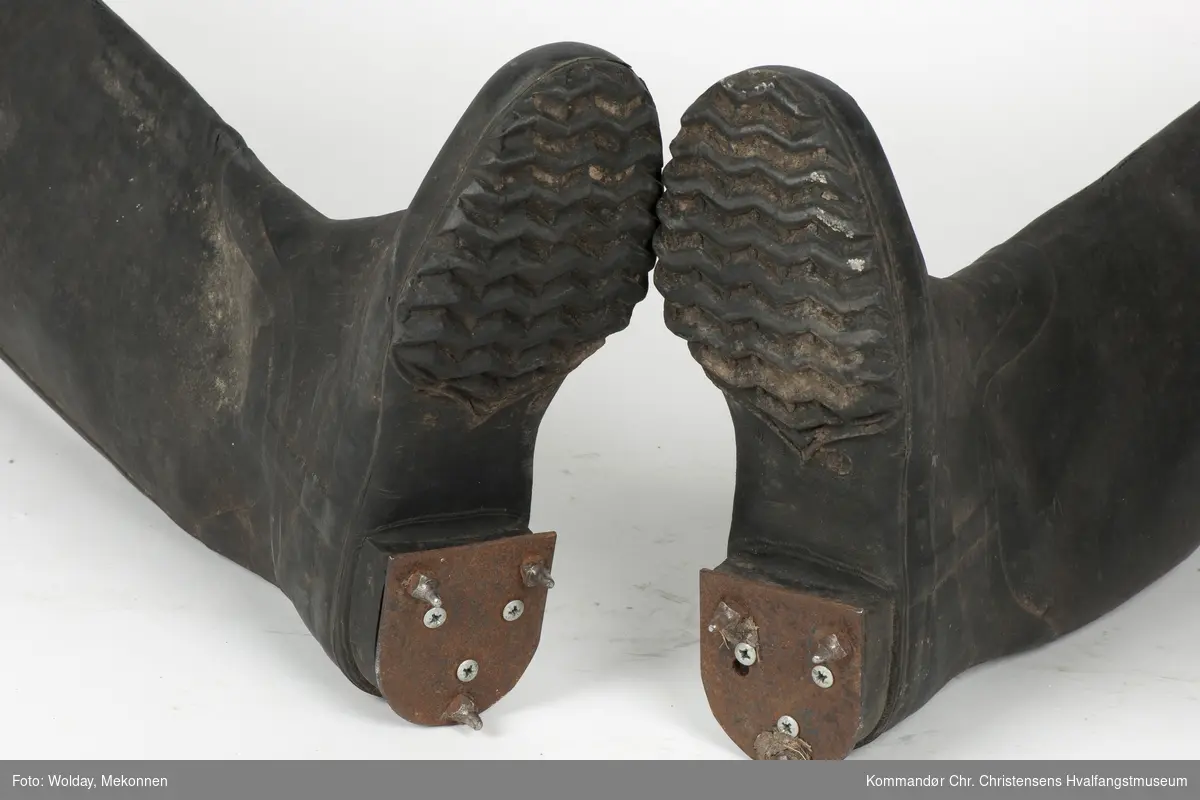 Ett par lange støvler med brodder og stropp med knapphull.