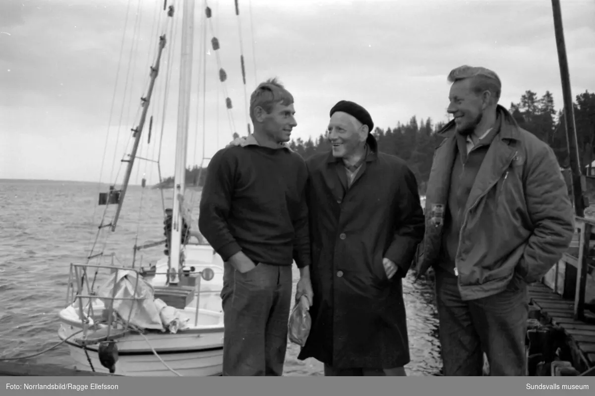Gunnar Ekholm möter upp vid Brämön och hälsar Lunkentussfararna Dag Ekholm och Gunnar Dahlgren välkomna hem efter tre år på sjön.