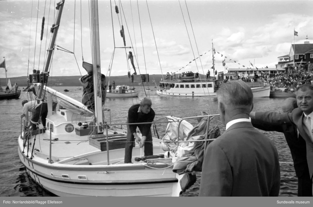 Lunkentuss anländer till Vindhem efter tre år till havs och världsomseglarna Gunnar Dahlgren och Dag Ekholm går i land.