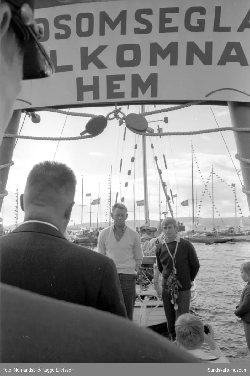 Lunkentuss anländer till Vindhem efter tre år till havs och världsomseglarna Gunnar Dahlgren och Dag Ekholm går i land.