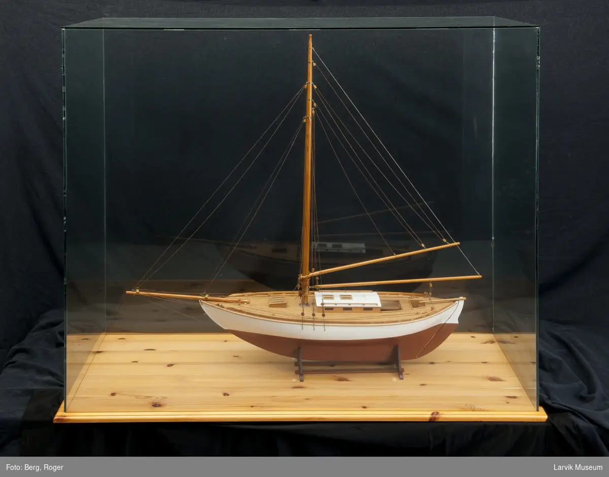 Modell lystbåten "Nanna" m. krybbe.