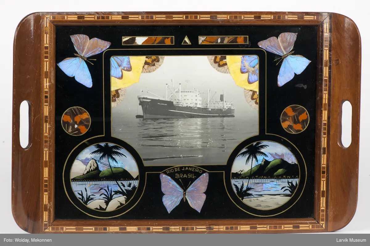 Brett med treramme og glass. Plate dekorert med sommerfugler og foto av "Polarglimt".