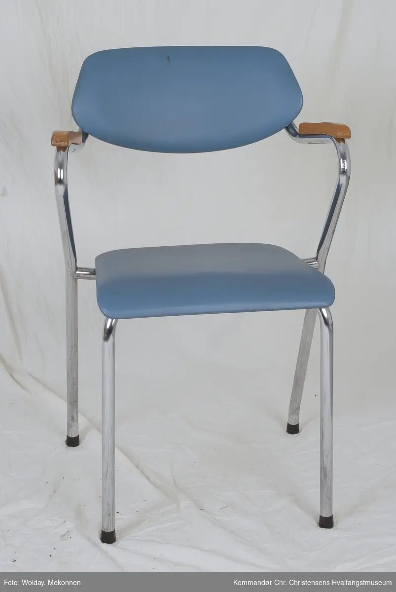Stolen består av en stålramme med skummgummistoppet sete og rygg med lyseblått skaitrekk.