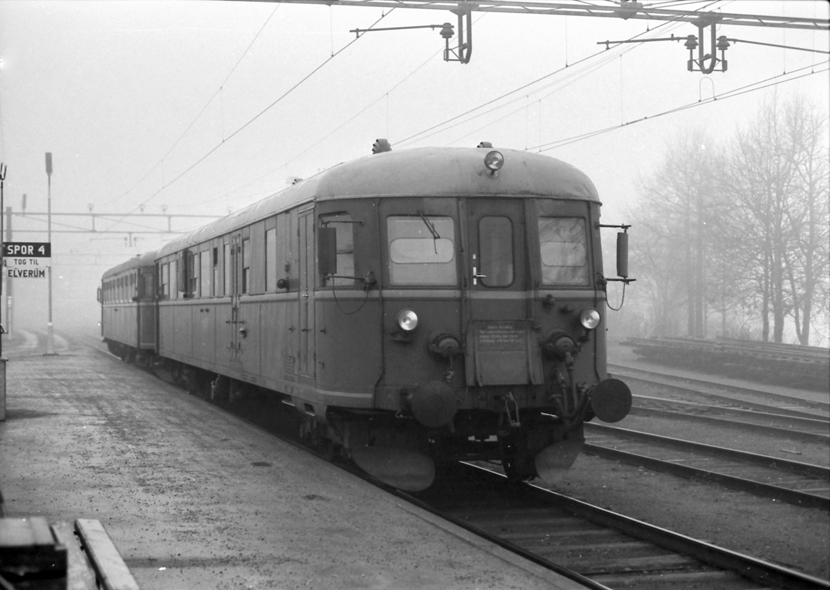 Tog til Elverum på Kongsvinger stasjon. Styrevogn BDFS 86 66