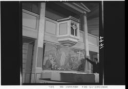 Ankenes kirke. Prekestol. Altertavle fra 1947 malt av Arne L