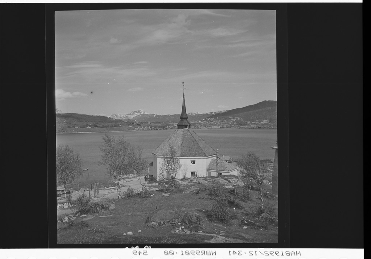 Ankenes kirke. Bildet tatt fra Risnakken. Narvik i bakgrunnen.