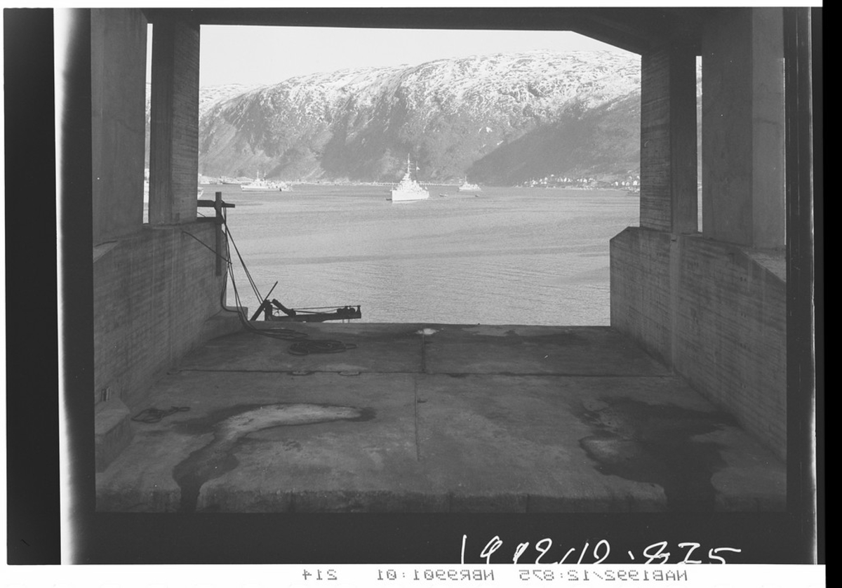 Fregatter ligger i Narvikbukta, sett fra LKAB's kaianlegg. Beisfjordbrua i bakgrunnen.
