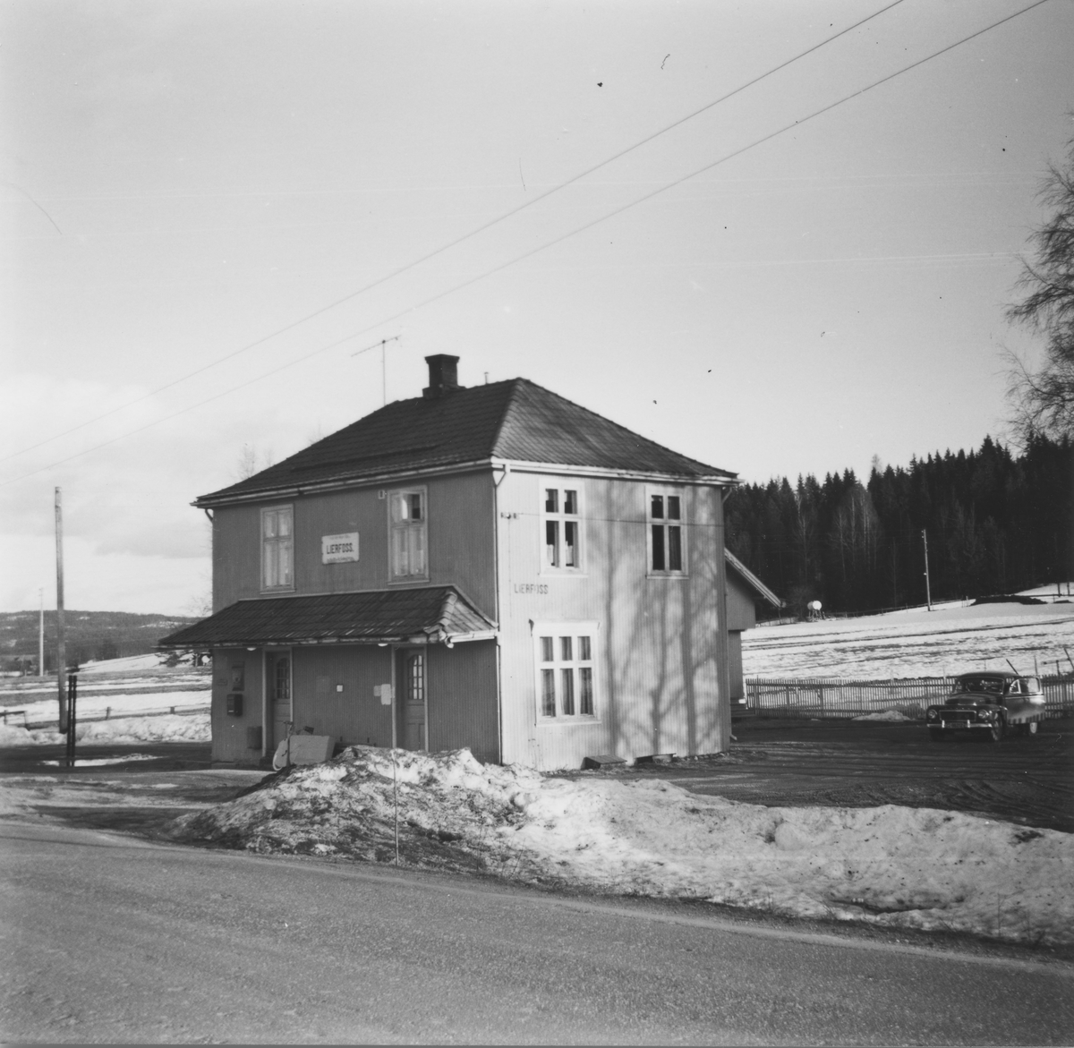 Lierfoss stasjon syv år etter nedleggelsen.