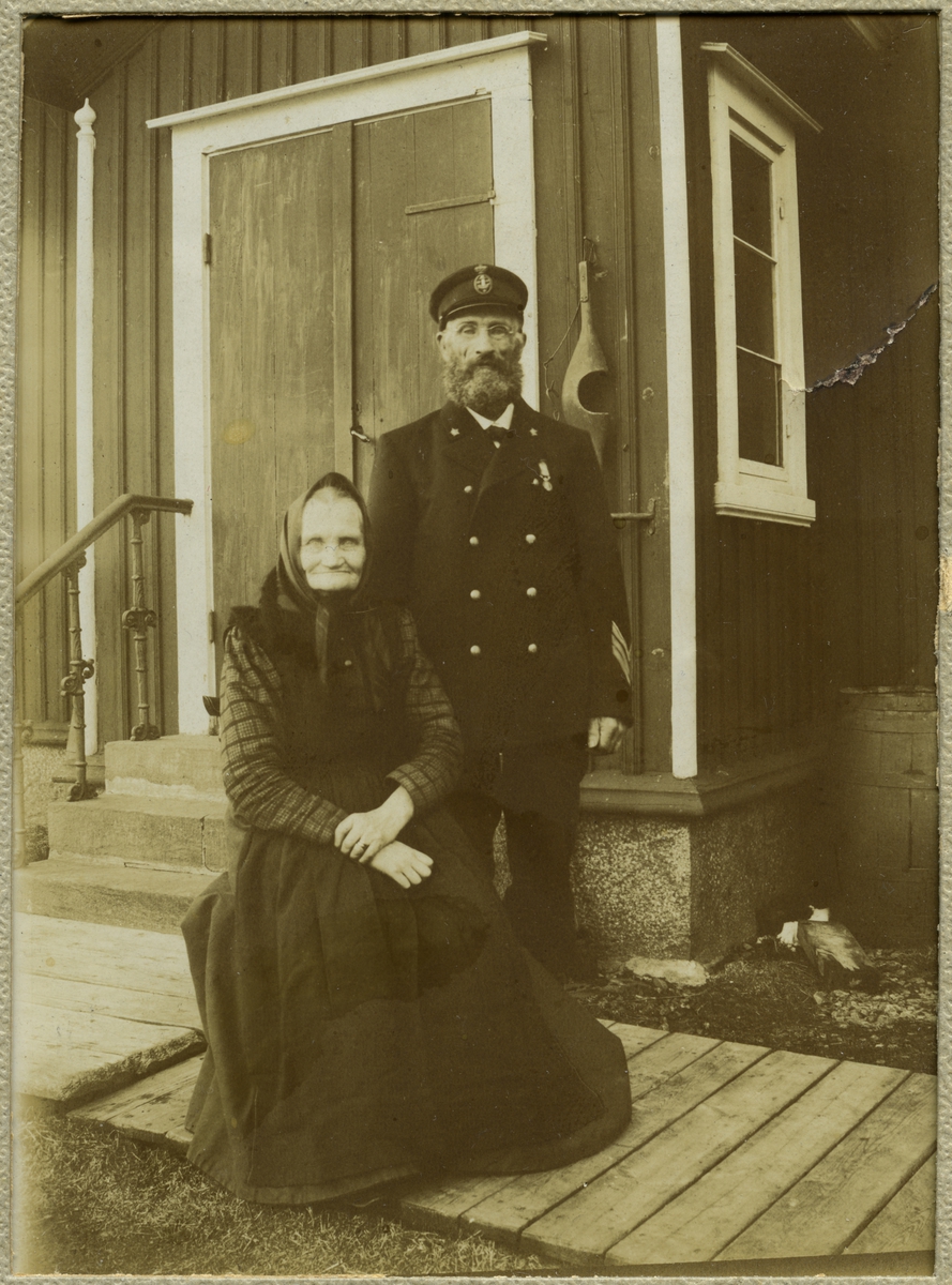 Fyrmästare Carl Erik Lind (1848–1917) med hustrun Katarina (1838–1910) utanför bostaden på Svenska högarna. Fyrvakt vid Svenska Högarna från 1881.