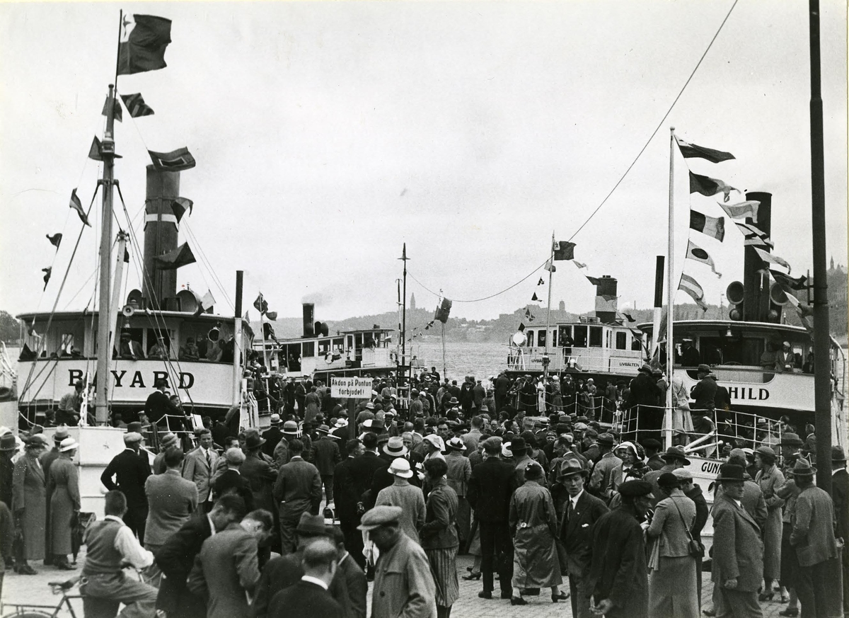 Söndagmorgon vid Pontonbryggan. Deltagare i esperantokongress avresa till Saltsjöbaden 29 juli 1934.
