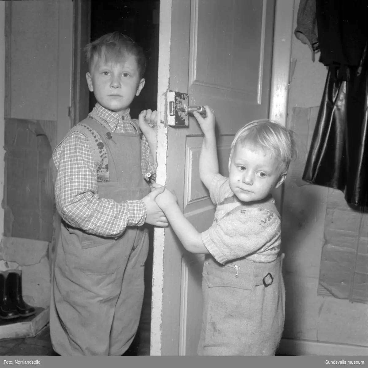 Reportage från Nedansjö om en familj med två små pojkar som bor i en bristfällig bostad.