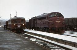 Motorvogn type 86G og dieselelektrisk lokomotiv Di 3 618 på 