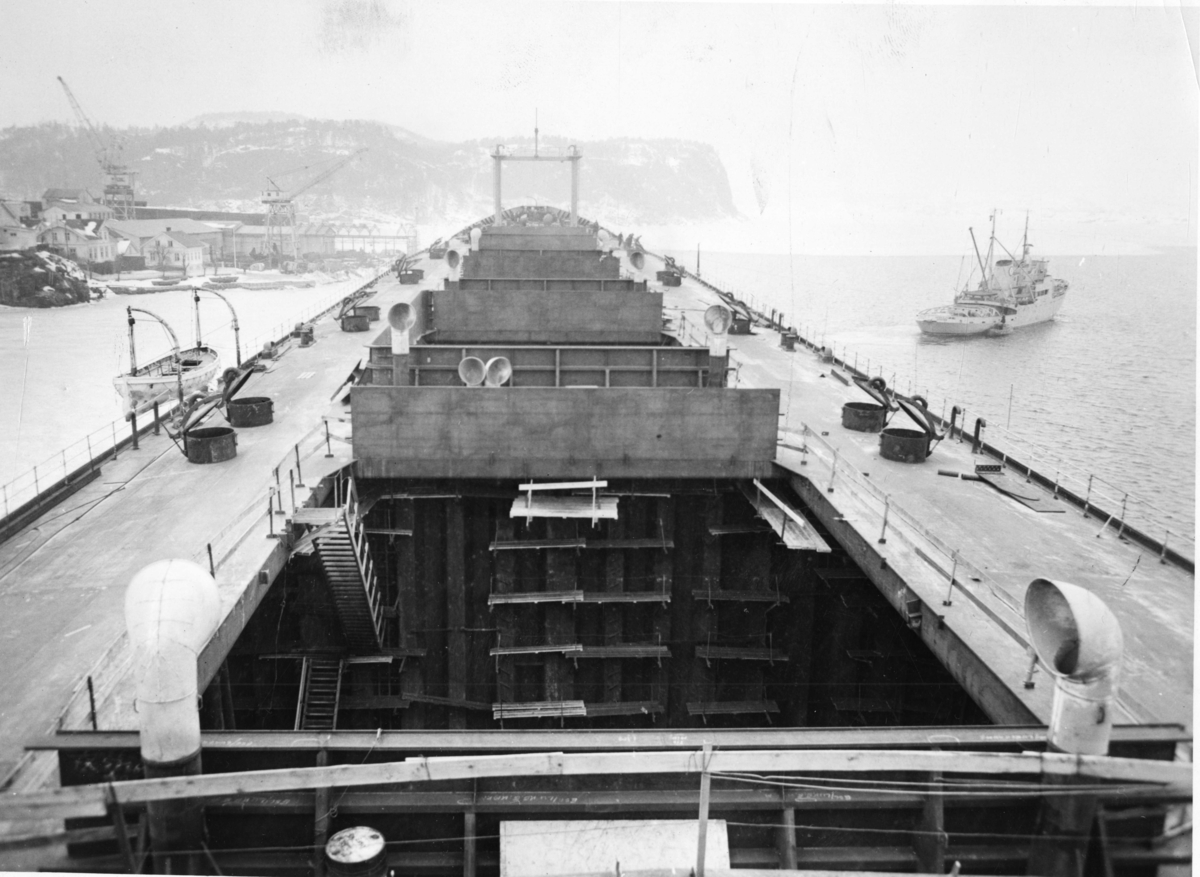Ombord lastekipet Rio de Janeiro, 5 200DWT den 11.11.1956.  Ivarans rederi, Oslo. Tangen Verft i bakgrunnen.