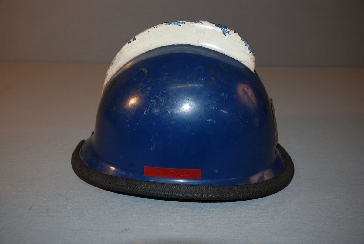 Bergen byvåpen - merke i metall på hjelmens front.