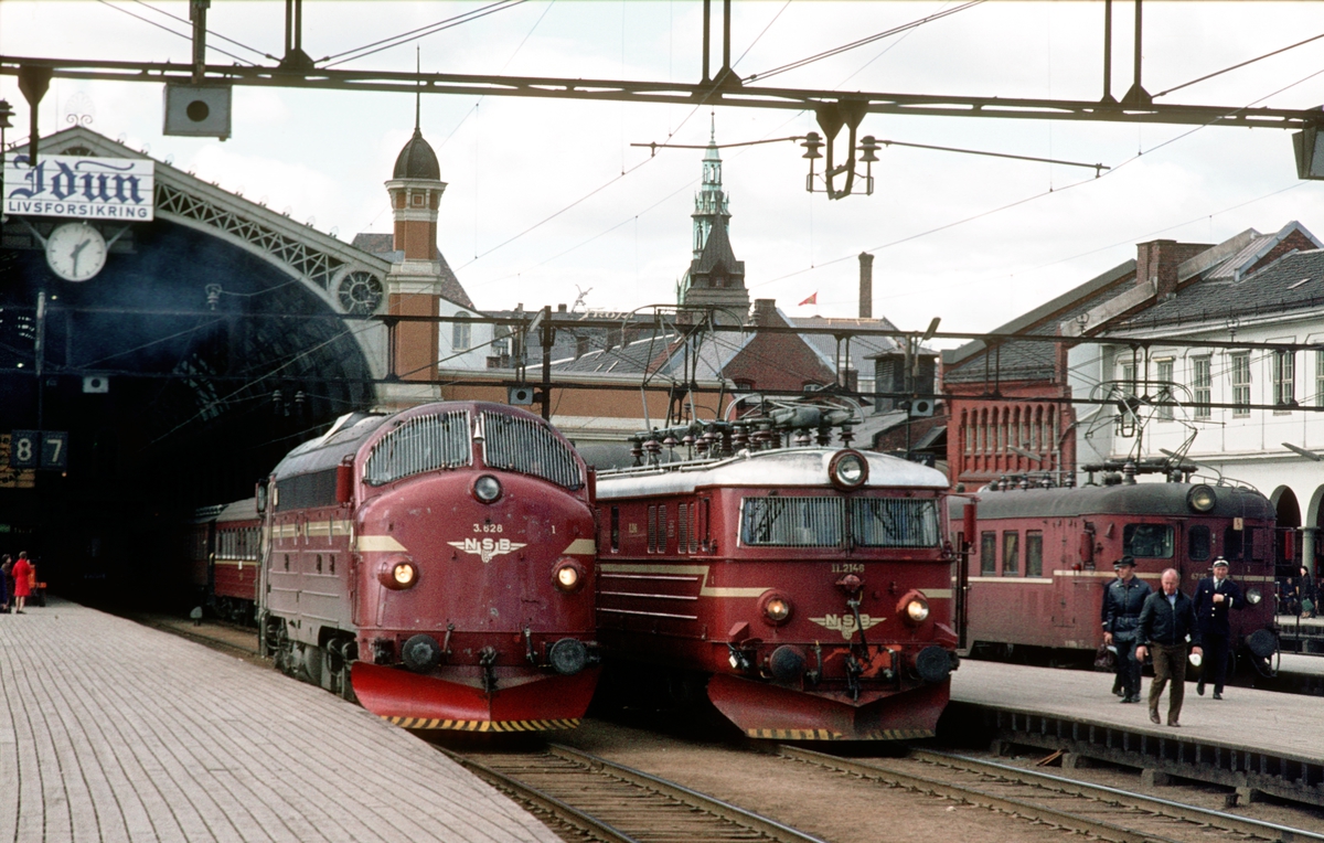 NSB lokomotivene Di 3 628 og El 11 2146, og motorvogn BM 67 på Oslo Ø. Di 3 628 har kommet som løslok fra Eina (Valdresbanen) og skal kjøre videre til Hamar. El 11 skal trekke tog 207 til Gjøvik.